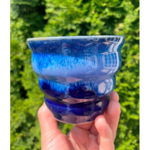 hånddrejet blåt keramikkrus